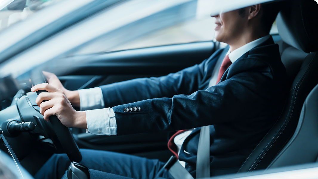 運転する男性の写真