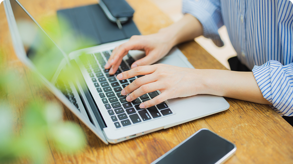 laptopを操作する手