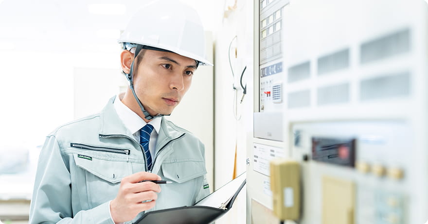 チェックする作業員