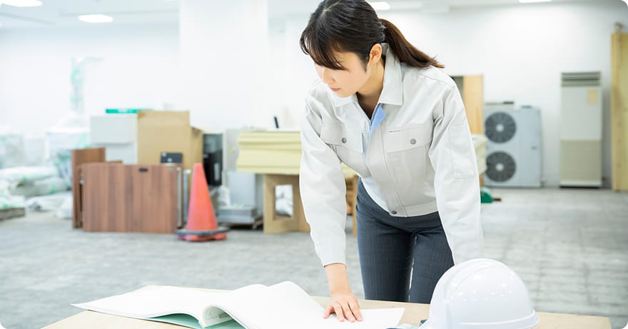 チェックする作業員