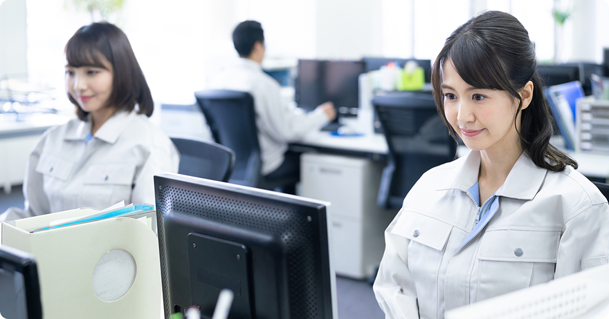 パソコンを操作する女性2人