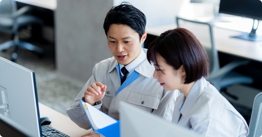 会話しながらパソコンを操作する男女