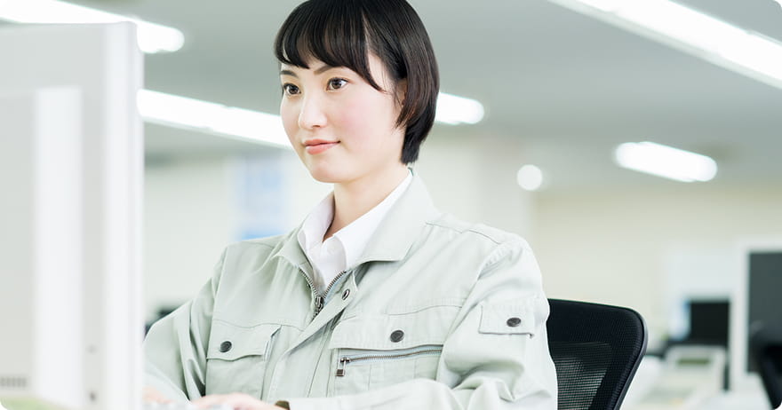 パソコンを操作する女性