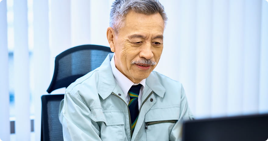 パソコンを操作する男性