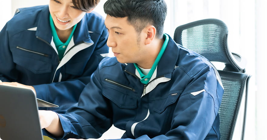 パソコンを操作する男性と女性