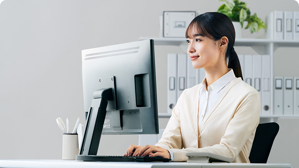 PCを操作する女性