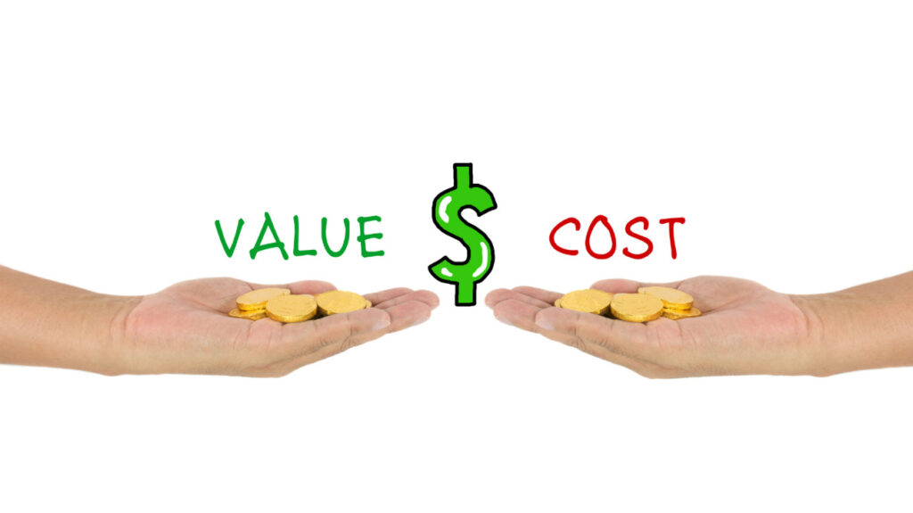 2つの手の平にコインが置かれ「VALUE $ COST」と文字が載っているイメージ